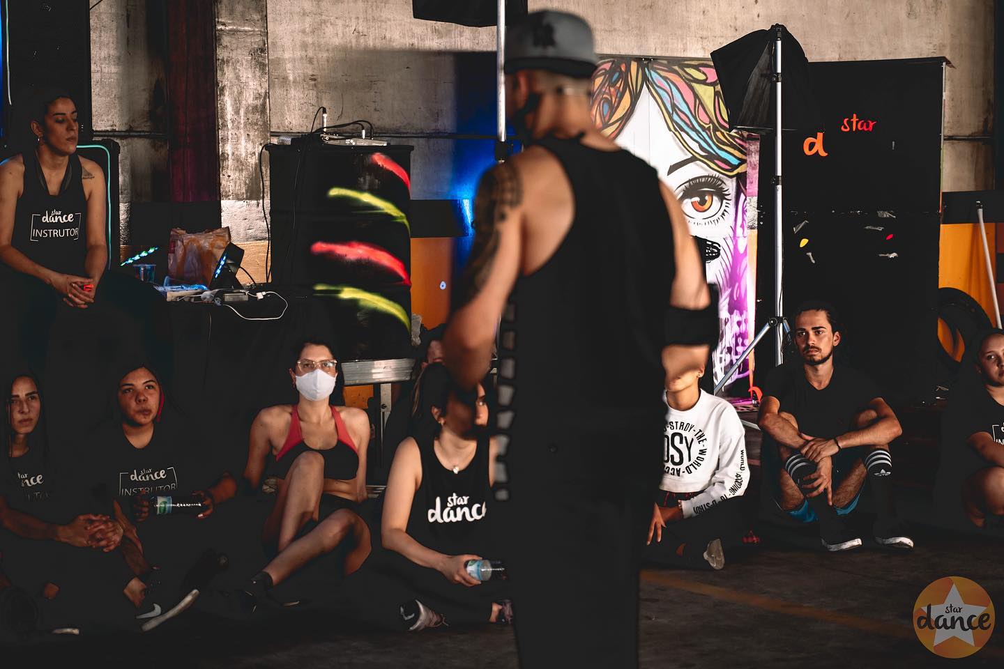 Foto de menina dançando com celular